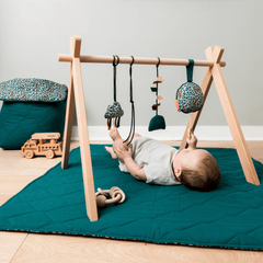 Bébé qui découvre son arche musical Mellipou personnalisable