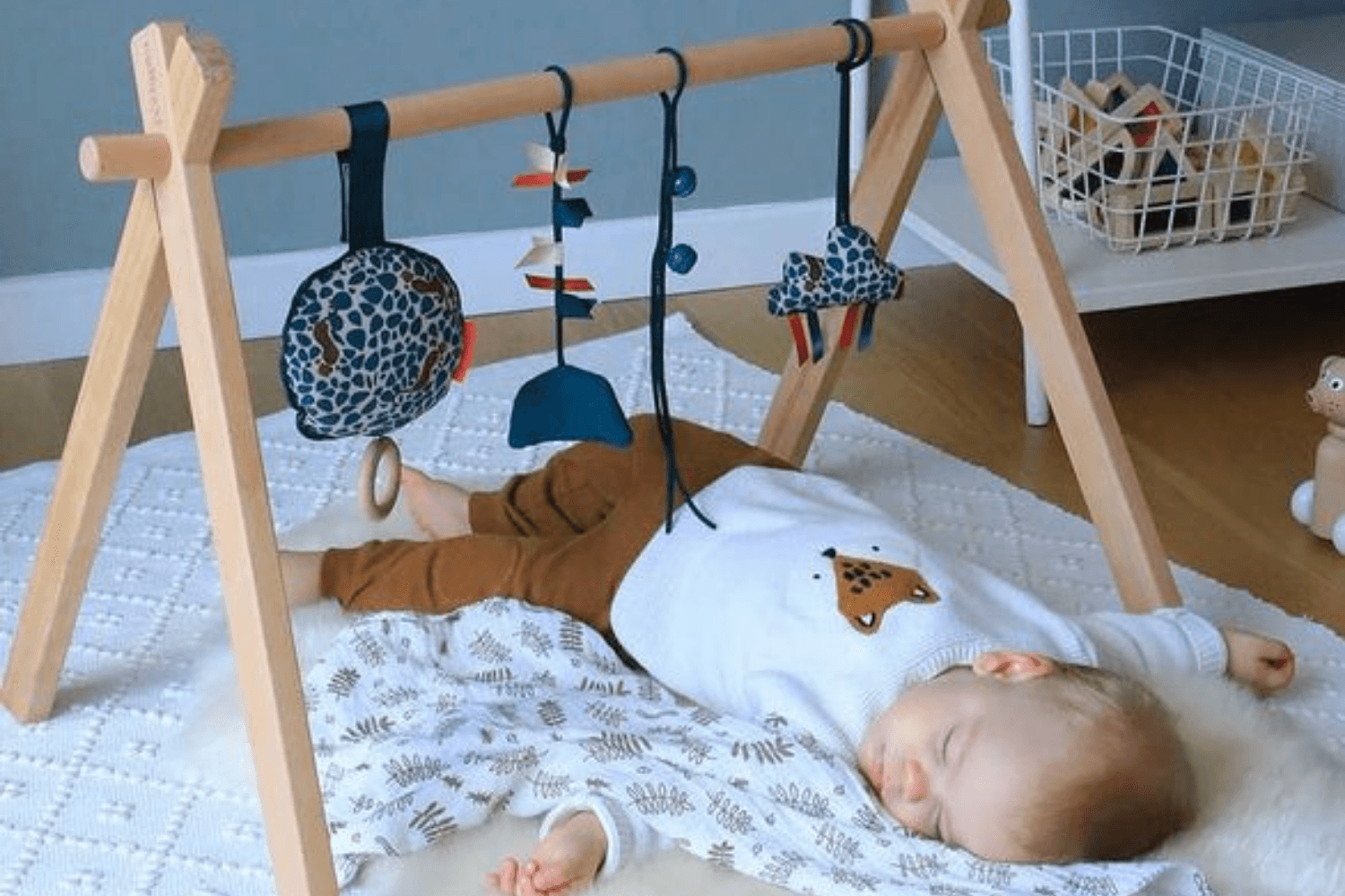 Une arche musicale pour bébé qui envoie du bois !