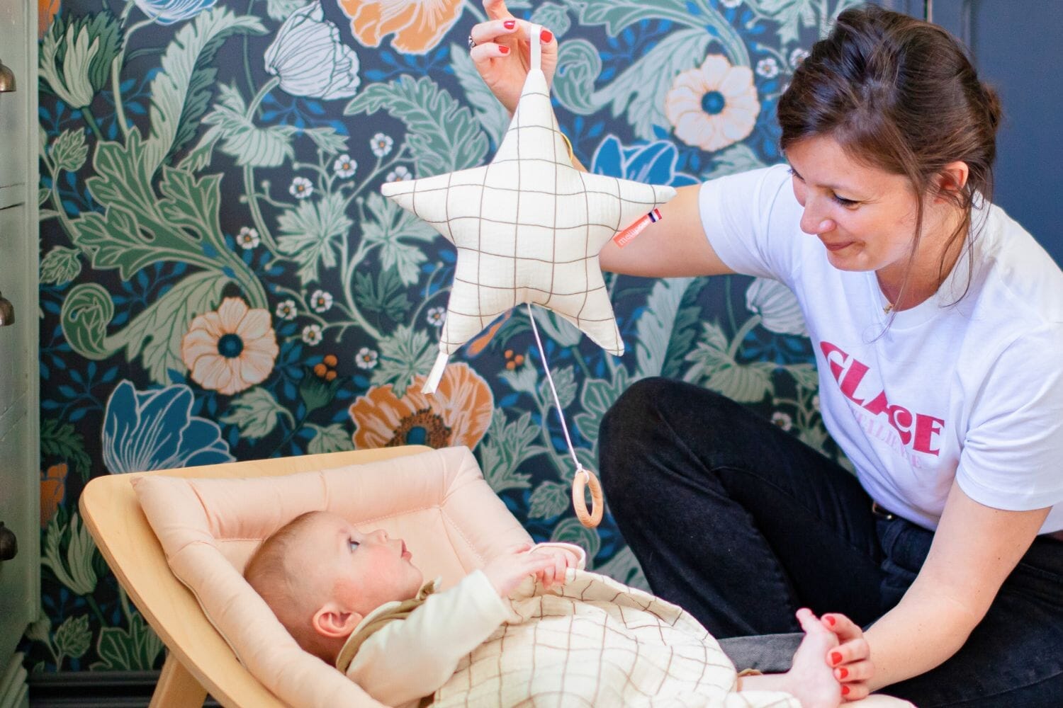 Pourquoi chanter des comptines à bébé est essentiel à son développement ?