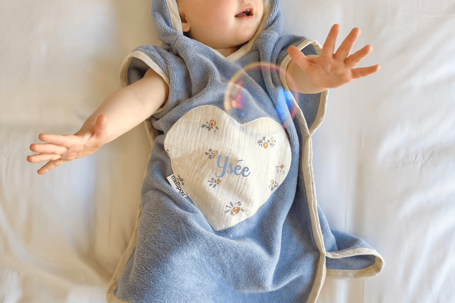 Quelle est la différence entre cape de bain et poncho bébé ?
