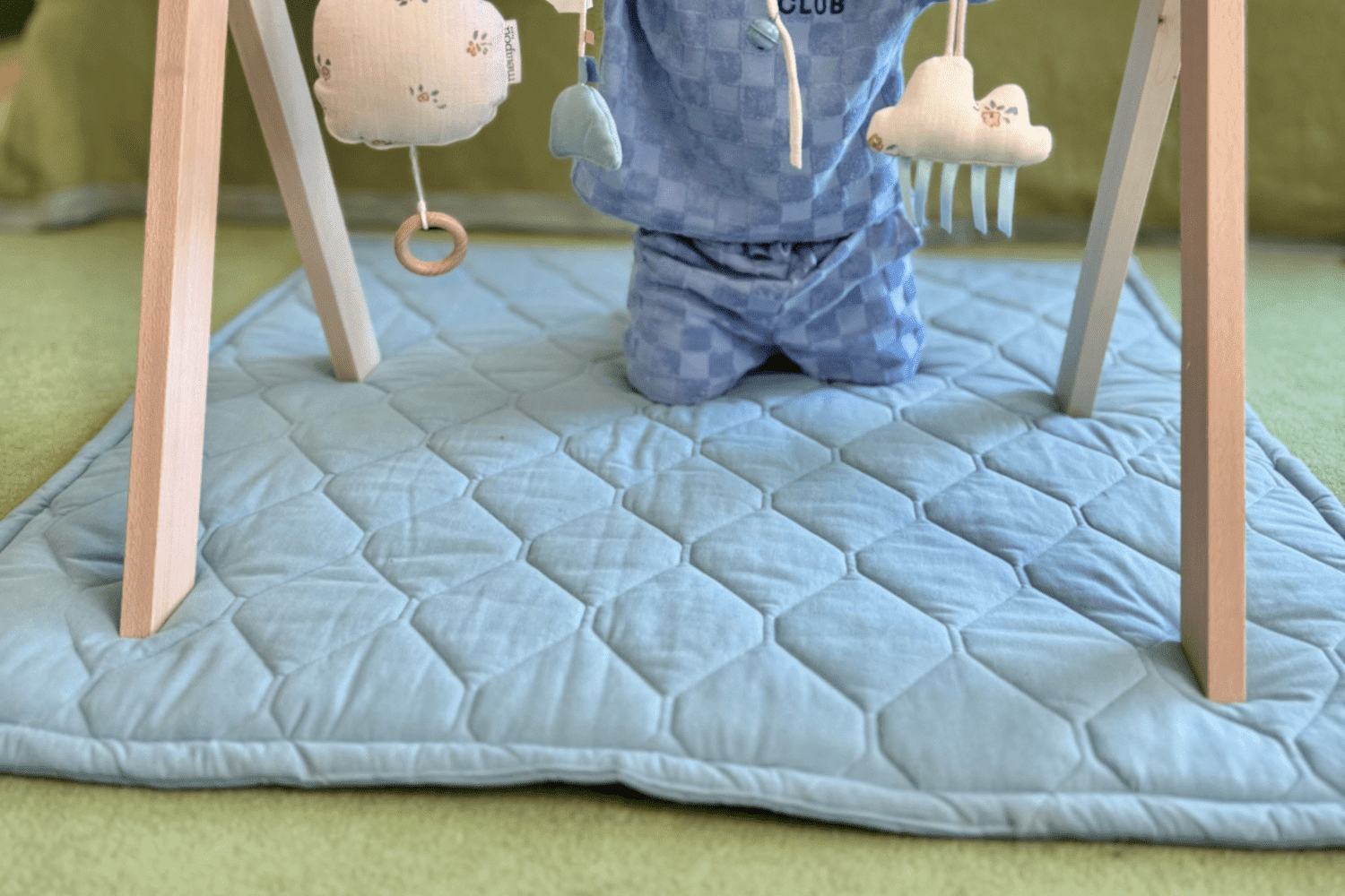 Tapis d’arche d’éveil pour bébé : choisir un modèle sûr, pratique et adapté à ses besoins