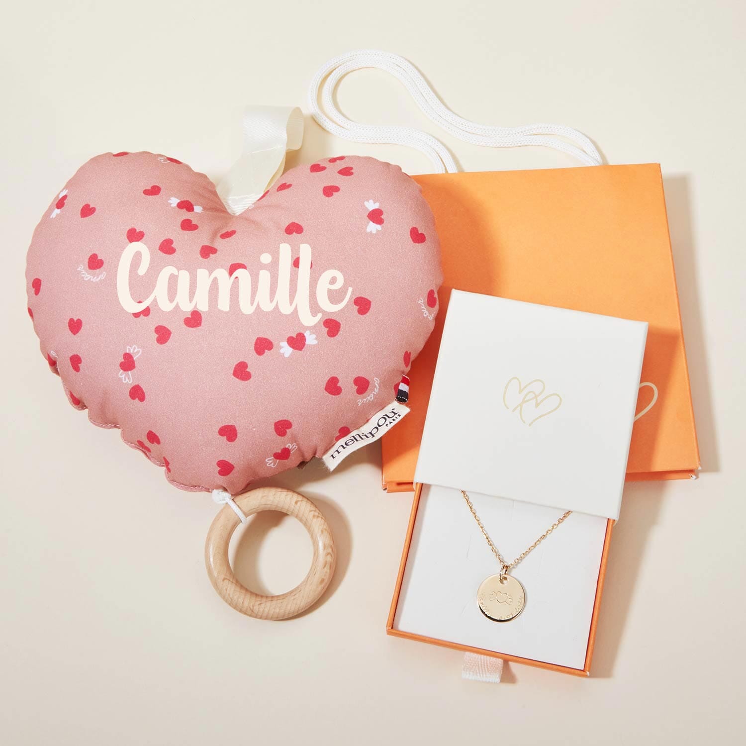 Coffret cadeau Coussin musical bébé coeur et collier personnalisé Mellipou x Merci Maman coussins musicaux mini nuages MELLIPOU