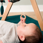 Bébé écoutant la berceuse sur arche musical Mellipou