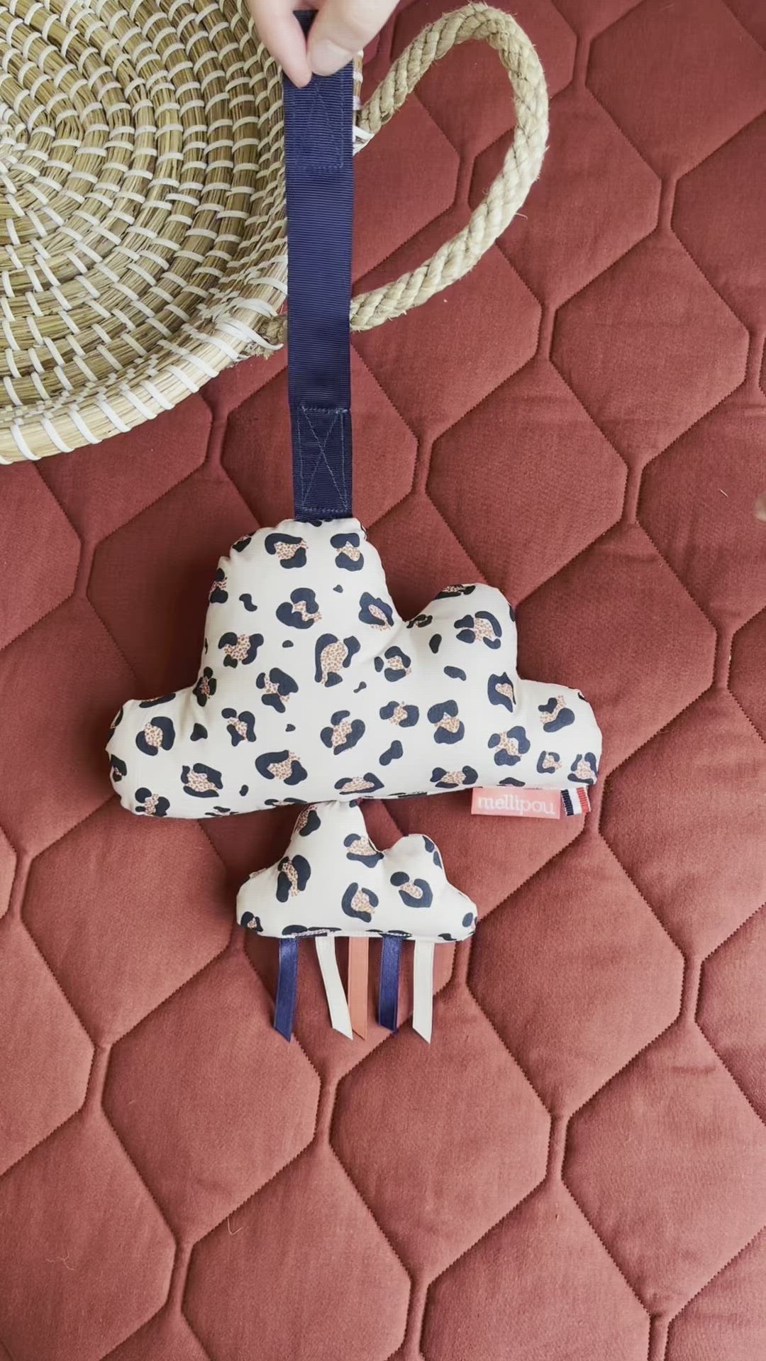 Coussin musical en tissu léopard qui peut se suspendre et fabriqué en France de chez Mellipou 